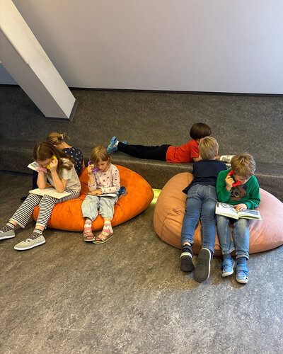  Lesen, hören und sicherer werden

In der Bibliotheksstunde unserer Elisabeth-Abegg-Grundschule kamen Flüstertelefone...