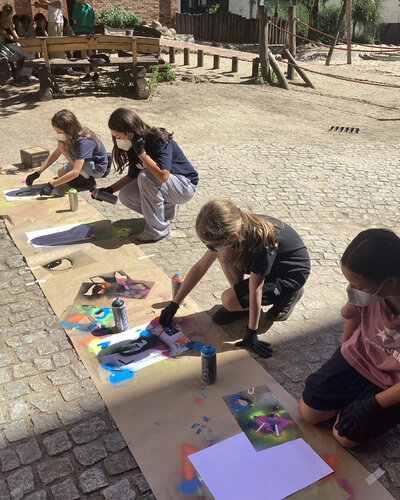  Kunst unter freiem Himmel

Mit Schablonen, Sprühfarben und jeder Menge Kreativität verwandelten die Schülerinnen und...
