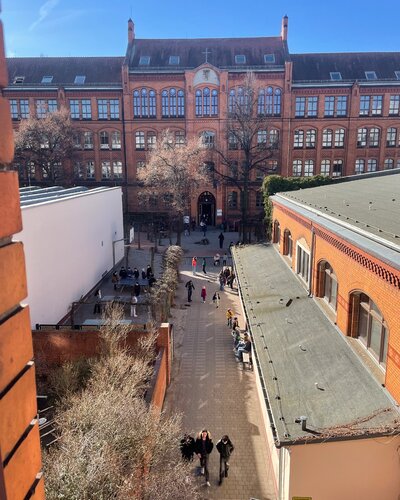 Die letzten Tage waren ein echtes Aufatmen für die Seele!  

Sonne, Wärme und auf jedem Schulhof unserer drei Standorte:...