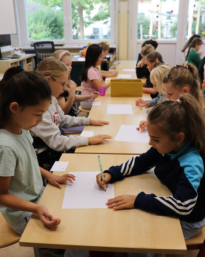  In der vergangenen Woche bekam die 1. Klasse Besuch von ihren Patinnen und Paten aus der 3. Klasse. Gemeinsam spielten...