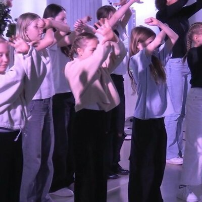 Die Schülerinnen der Elisabeth-Abegg-Grundschule haben ihre Tanzperformance aufgeführt 🤩💃